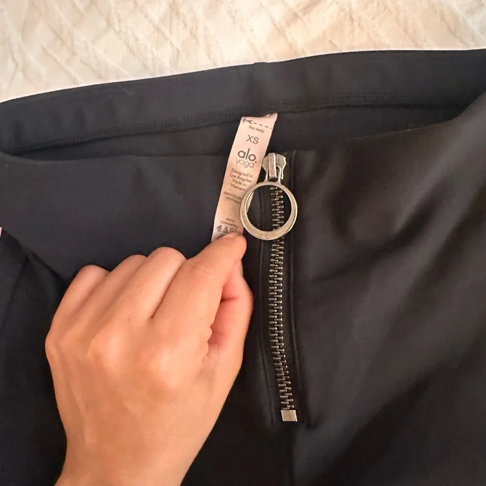 Alo yoga black leggings - Picture 2 of 6